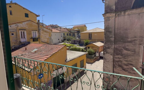 Casa Nanai - Levanto: Parete, Architettura, Zona Residenziale, Balcone, Materiale Composito, Appartamento, Porta, Ferro, Metallo, Corrimano