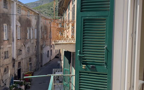 Casa Nanai - Levanto: Porta, Balcone, Vaso Di Fiori, Vicolo, Calcestruzzo, Shade, Pianta Della Casa, Porta A Casa