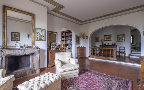 Villa Golly: Mobilia, Interior Design, Pavimentazione, Legna, Pavimento, Camera, Soffitto, Cornice, Soggiorno, Illuminazione