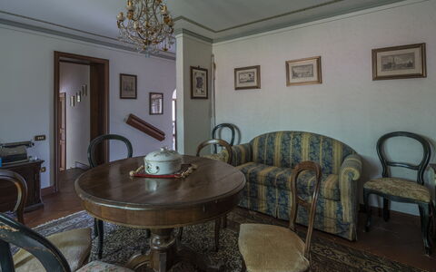 Villa Golly: Mobilia, Interior Design, Pavimentazione, Camera, Cornice, Pavimento, Illuminazione, Soffitto, Tavolo, Sedia