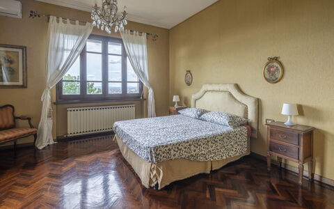 Villa Golly: Mobilia, Letto, Interior Design, Camera Da Letto, Parete, Pavimentazione, Pavimento, Lenzuolo, Bedding, Camera