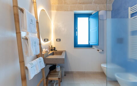 Tenuta Emma: Blu, Parete, Pavimentazione, Pavimento, Materiale Composito, Idraulico Fixture, Soffitto, Lampada, Piastrella, Bagno