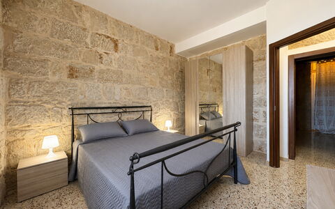 L'Oasi di Salvo: Pavimentazione, Pavimento, Interior Design, Mobilia, Soffitto, Camera, Camera Da Letto, Letto, Telaio Del Letto, Bedding