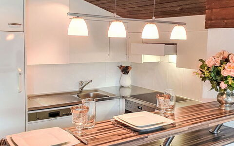 Casa Primavera B31: Interior Design, Controsoffitto, Cucina, Lampada, Mobilia, Soffitto, Legna, Pavimentazione, Illuminazione, Pavimento
