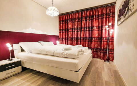 Casa Primavera B31: Letto, Interior Design, Camera Da Letto, Lenzuolo, Pavimentazione, Mobilia, Pavimento, Bedding, Camera, Telaio Del Letto