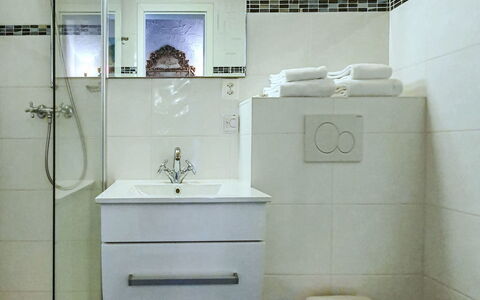 Casa Primavera B31: Bagno, Idraulico Fixture, Pavimentazione, Gabinetto, Interior Design, Lavandino Del Bagno, Lavello, Toilet Seat, Pavimento, Rubinetto