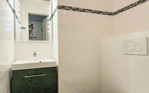 Casa Primavera B31: Pavimentazione, Pavimento, Bagno, Parete, Idraulico Fixture, Gabinetto, Interior Design, Toilet Seat, Piastrella, Idraulico