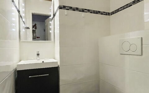 Casa Primavera B31: Pavimentazione, Pavimento, Parete, Bagno, Idraulico Fixture, Toilet Seat, Gabinetto, Interior Design, Piastrella, Idraulico
