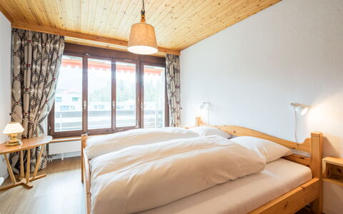 Laax 71: Legna, Camera Da Letto, Letto, Interior Design, Mobilia, Lenzuolo, Telaio Del Letto, Bedding, Soffitto, Casa