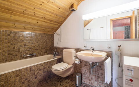 Laax 71: Bagno, Idraulico Fixture, Lavandino Del Bagno, Pavimentazione, Lavello, Legna, Interior Design, Pavimento, Soffitto, Rubinetto