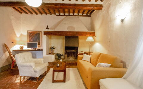 Il Poggio: Mobilia, Proprietà, Costruzione, Divano, Interior Design, Legna, Pavimentazione, Soggiorno, Tavolo, Pavimento