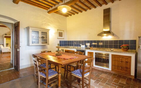 Il Poggio: Cabinetry, Mobilia, Lavello, Proprietà, Tavolo, Controsoffitto, Legna, Rubinetto, Interior Design, Pavimentazione