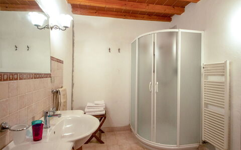 Il Poggio: Proprietà, Costruzione, Interior Design, Lavello, Pavimento, Pavimentazione, Legna, Porta, Bagno