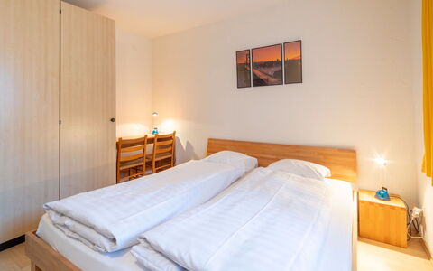 Laax 76: Letto, Interior Design, Camera Da Letto, Pavimentazione, Pavimento, Lenzuolo, Bedding, Mobilia, Legna, Camera