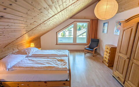 Laax 76: Mobilia, Interior Design, Letto, Camera Da Letto, Legna, Soffitto, Pavimento, Pavimentazione, Camera, Lenzuolo