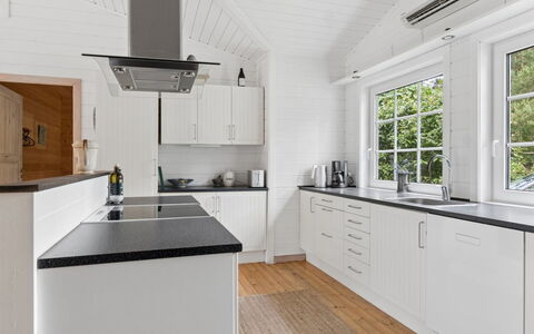 Aiyana - 2.1Km from the Sea: Cucina, Pavimentazione, Legna, Controsoffitto, Interior Design, Cabinetry, Elettrodomestico Da Cucina, Pavimento, Soffitto, Lavello