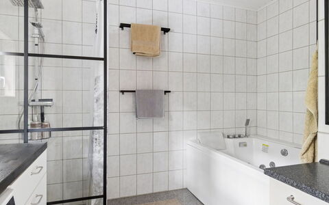 Aiyana - 2.1Km from the Sea: Pavimentazione, Idraulico Fixture, Interior Design, Pavimento, Bagno, Idraulico, Piastrella, Camera, Rubinetto, Appartamento
