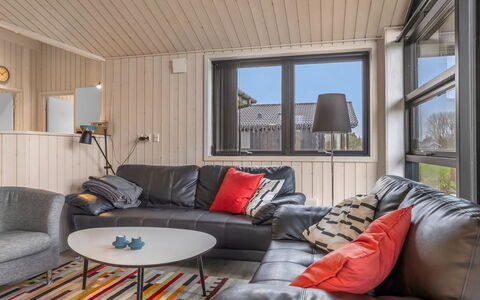 Arwed - 900M from the Sea: Mobilia, Interior Design, Legna, Divano, Soffitto, Pavimentazione, Soggiorno, Camera, Pavimento, Illuminazione
