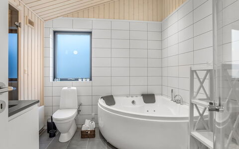 Arwed - 900M from the Sea: Idraulico Fixture, Interior Design, Pavimentazione, Bagno, Pavimento, Soffitto, Lavello, Rubinetto, Idraulico, Camera