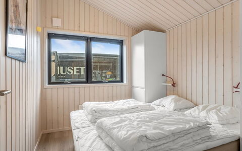Arwed - 900M from the Sea: Legna, Camera Da Letto, Letto, Bedding, Lenzuolo, Telaio Del Letto, Soffitto, Color Legno, Latifoglie, Plank
