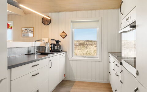 Flugha - 190M from the Sea: Latifoglie, Color Legno, Cucina