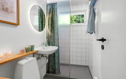 Flor - 900M from the Sea: Idraulico Fixture, Bagno, Interior Design, Toilet Seat, Gabinetto, Pavimentazione, Pavimento, Idraulico, Lavello, Casa