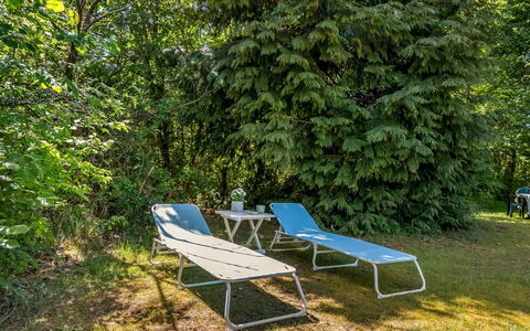 Flor - 900M from the Sea: Mobilia, Mobili Da Esterno, Groundcover, Sedia, Shade, Lettino, Giardino, Luce Del Sole, Prato, Panchina