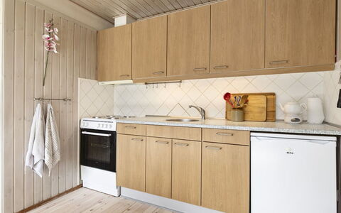 Ursula - 7Km from the Sea: Pavimentazione, Cucina, Legna, Controsoffitto, Elettrodomestico Da Cucina, Pavimento, Apparecchio Major, Interior Design, Cabinetry, Lavello