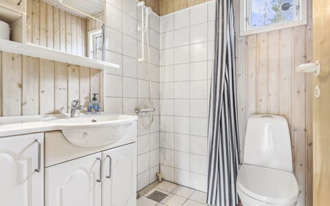 Ursula - 7Km from the Sea: Legna, Pavimentazione, Pavimento, Idraulico Fixture, Interior Design, Lavello, Bagno, Lavandino Del Bagno, Idraulico, Camera
