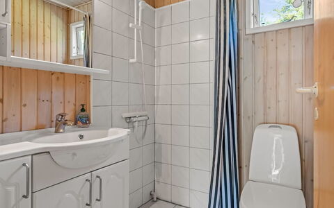 Ursula - 7Km from the Sea: Legna, Pavimentazione, Idraulico Fixture, Lavello, Pavimento, Lavandino Del Bagno, Interior Design, Rubinetto, Idraulico, Bagno