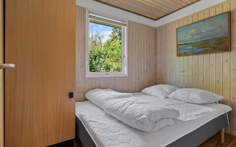 Ursula - 7Km from the Sea: Camera Da Letto, Legna, Letto, Lenzuolo, Pavimento, Bedding, Pavimentazione, Interior Design, Telaio Del Letto, Soffitto