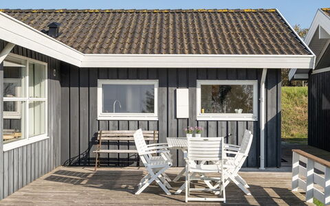 Adelinde - 300M from the Sea: Mobilia, Mare, Sedia, Shade, Balcone, Mobili Da Esterno, Eco Hotel, Costa, Deck, Color Legno