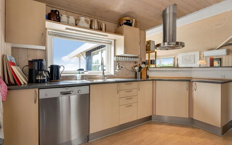 Adelinde - 300M from the Sea: Cucina, Controsoffitto, Elettrodomestico Da Cucina, Pavimentazione, Interior Design, Legna, Cabinetry, Mobilia, Apparecchio Major, Pavimento