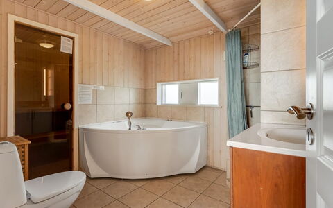 Adelinde - 300M from the Sea: Pavimentazione, Pavimento, Idraulico Fixture, Bagno, Interior Design, Lavandino Del Bagno, Lavello, Legna, Soffitto, Rubinetto