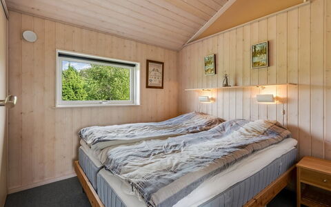 Adelinde - 300M from the Sea: Legna, Camera Da Letto, Casa, Latifoglie, Soffitto, Color Legno, Telaio Del Letto, Log Cabin, Plank, Letto
