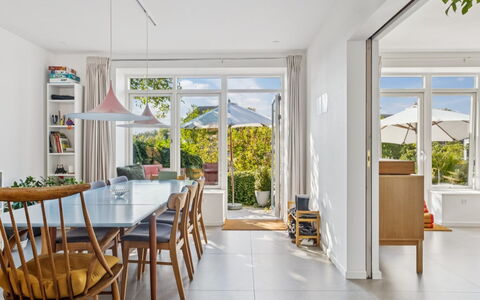 Frænde - 500M from the Sea: Mobilia, Interior Design, Pavimentazione, Pavimento, Sedia, Tavolo, Legna, Cucina & Sala Da Pranzo Tavolo, Pavimento In Legno, Sala Da Pranzo