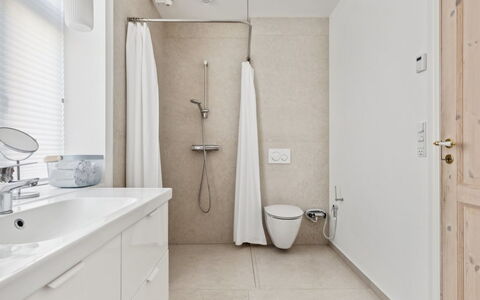 Frænde - 500M from the Sea: Pavimentazione, Pavimento, Parete, Interior Design, Bagno, Idraulico Fixture, Soffitto, Mobiletto Del Bagno, Camera, Idraulico