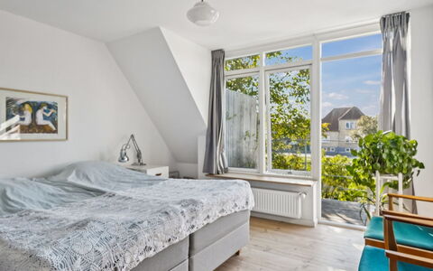 Frænde - 500M from the Sea: Interior Design, Legna, Camera Da Letto, Pavimentazione, Pavimento, Soffitto, Mobilia, Letto, Lenzuolo, Bedding