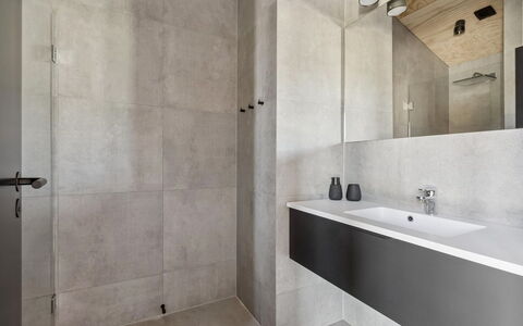 Ania - 500M from the Sea: Pavimentazione, Parete, Pavimento, Idraulico Fixture, Bagno, Interior Design, Rubinetto, Soffitto, Idraulico, Piastrella