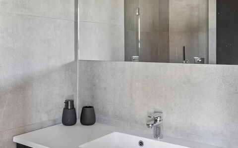 Ania - 500M from the Sea: Idraulico Fixture, Parete, Pavimentazione, Bagno, Pavimento, Lavello, Lavandino Del Bagno, Rubinetto, Interior Design, Idraulico