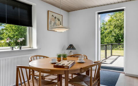 Ulv - from the Sea: Mobilia, Interior Design, Pavimentazione, Legna, Sala Da Pranzo, Sedia, Tavolo, Cucina & Sala Da Pranzo Tavolo, Lampada, Soffitto