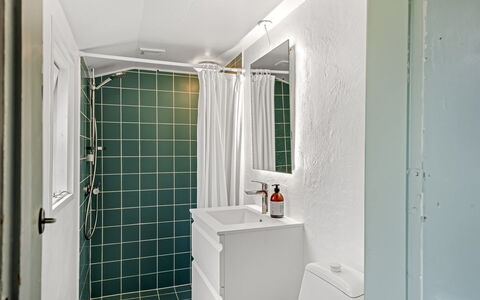 Volmer - 500M from the Sea: Parete, Idraulico Fixture, Pavimentazione, Bagno, Interior Design, Pavimento, Soffitto, Idraulico, Lavello, Rubinetto