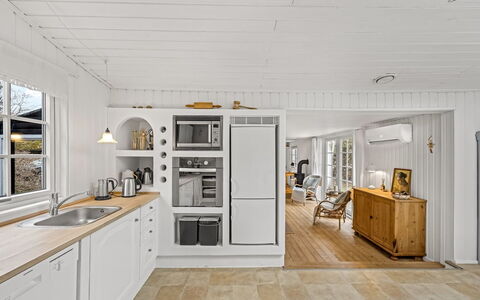 Volmer - 500M from the Sea: Pavimentazione, Legna, Pavimento, Soffitto, Interior Design, Cucina, Pavimento In Legno, Mobilia, Cabinetry, Apparecchio Major