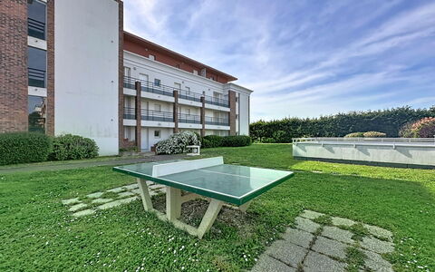 Le Domaine du Golf: Mobilia, Camera Da Letto, Letto, Pavimento, Bedding, Appartamento, Interior Design, Pavimentazione, Lenzuolo, Telaio Del Letto