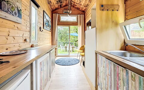 Tiny House: Mobilia, Camera Da Letto, Letto, Pavimento, Bedding, Appartamento, Interior Design, Pavimentazione, Lenzuolo, Telaio Del Letto