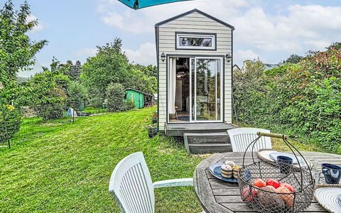 Tiny House: Mobilia, Camera Da Letto, Letto, Pavimento, Bedding, Appartamento, Interior Design, Pavimentazione, Lenzuolo, Telaio Del Letto
