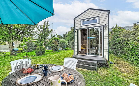 Tiny House: Mobilia, Camera Da Letto, Letto, Pavimento, Bedding, Appartamento, Interior Design, Pavimentazione, Lenzuolo, Telaio Del Letto