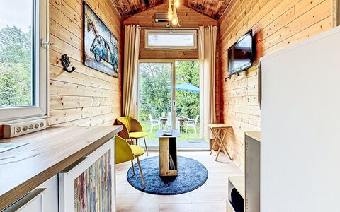Tiny House: Mobilia, Camera Da Letto, Letto, Pavimento, Bedding, Appartamento, Interior Design, Pavimentazione, Lenzuolo, Telaio Del Letto
