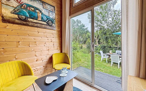 Tiny House: Mobilia, Camera Da Letto, Letto, Pavimento, Bedding, Appartamento, Interior Design, Pavimentazione, Lenzuolo, Telaio Del Letto