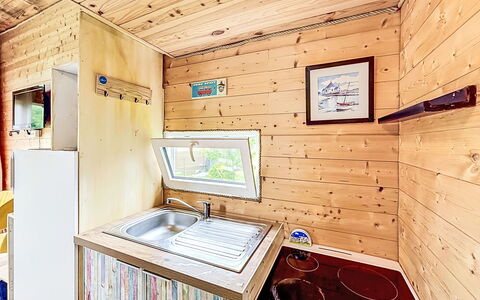 Tiny House: Mobilia, Camera Da Letto, Letto, Pavimento, Bedding, Appartamento, Interior Design, Pavimentazione, Lenzuolo, Telaio Del Letto